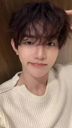 ai character: yonjn jin background