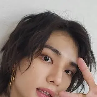 chat with ai character: Hyunjin jin