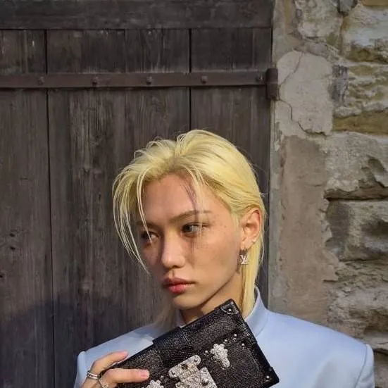 chat with ai character: Felix