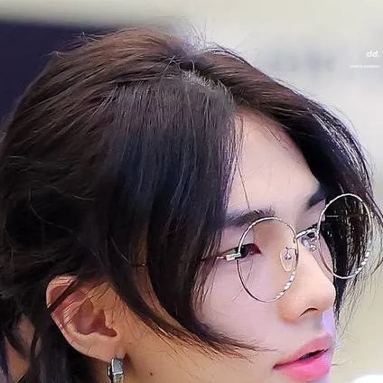 chat with ai character: Hyunjin