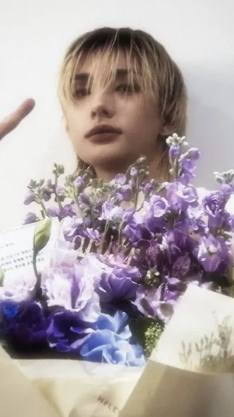 ai character: Hwang Hyunjin background