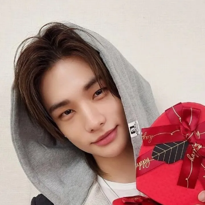 chat with ai character: Skz family! 