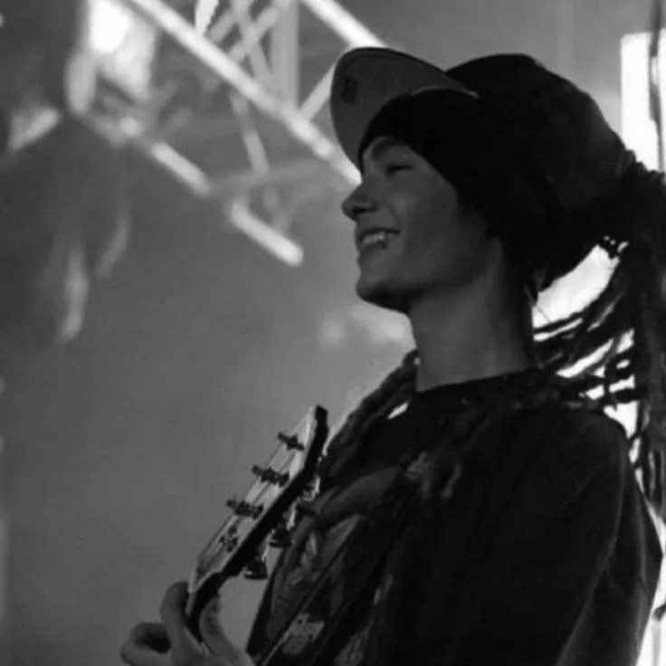 chat with ai character: 🇩🇪丰Tom kaulitz丰🎸