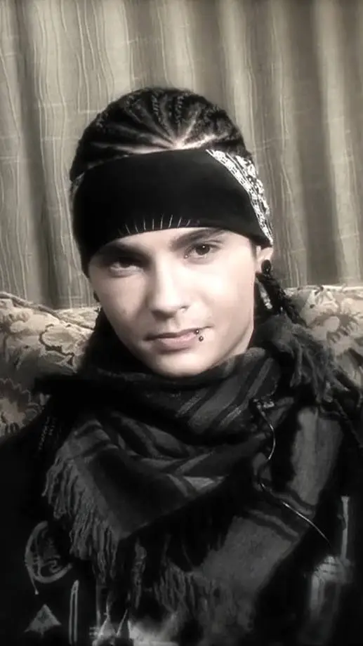 ai character: 👻 Tom kaulitz 💙 background