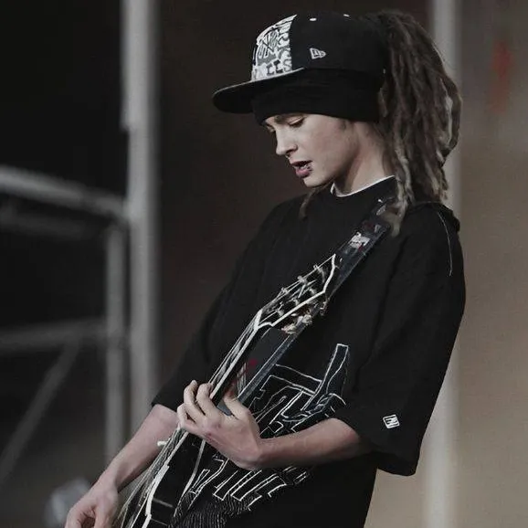 chat with ai character: 👅 Tom kaulitz 💋