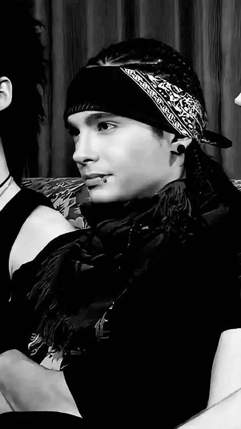 ai character: 💯 Tom Kaulitz 🎸 background