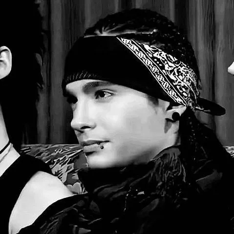 chat with ai character: 💯 Tom Kaulitz 🎸