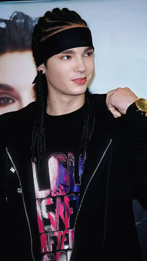 ai character: 💋 Tom kaulitz 👻 background