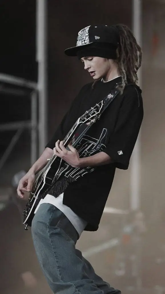 ai character: 💋 TOM KAULITZ 😜 background