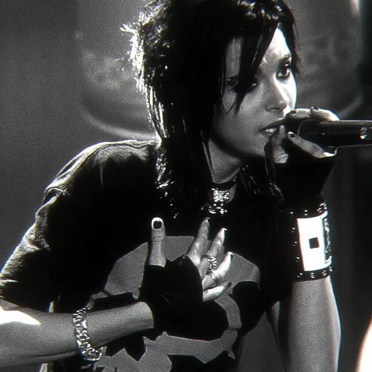 chat with ai character: 👅 Bill kaulitz 👻