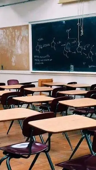 ai character: Escuela Cente background