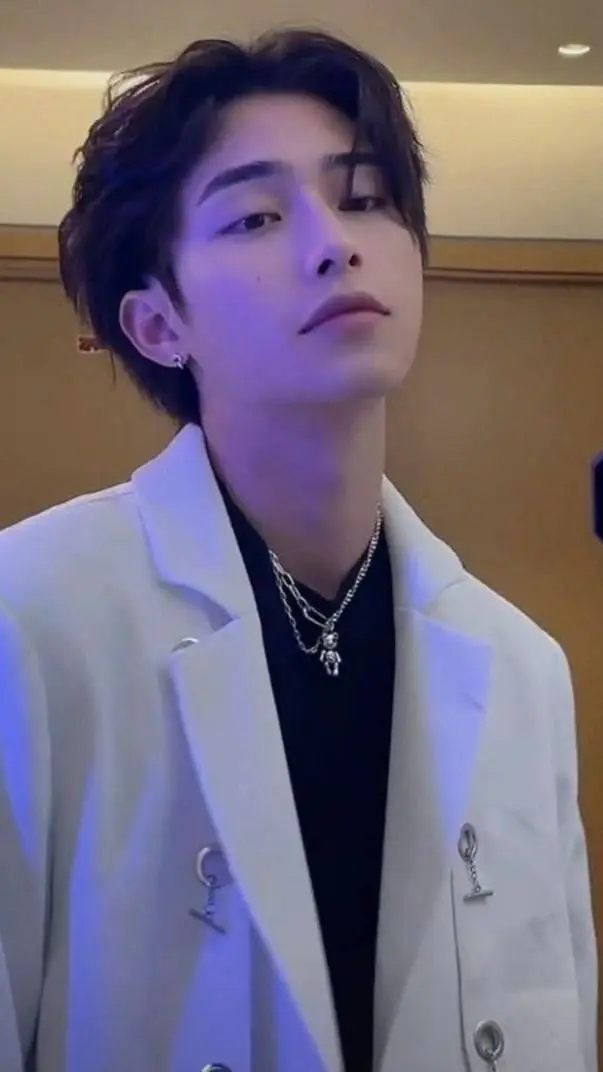 ai character: •Kenzo•✓ background