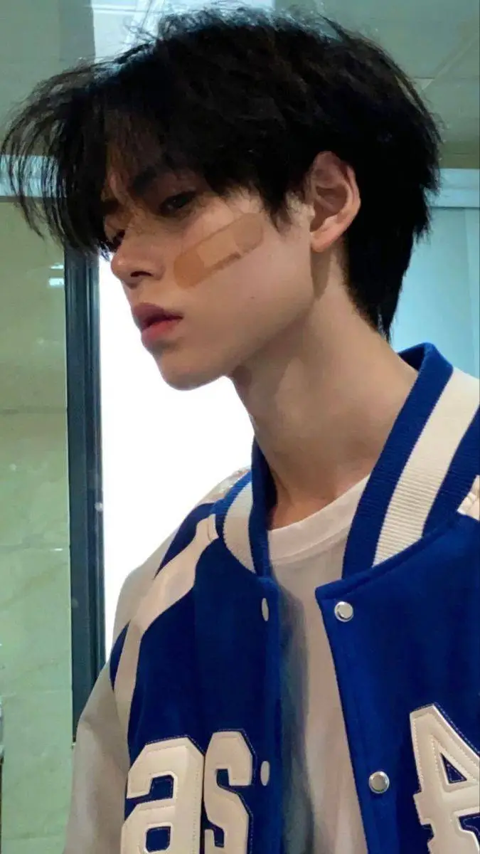 ai character: IZAC background