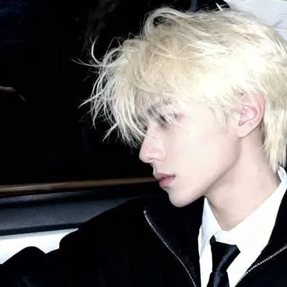 chat with ai character: Tennox