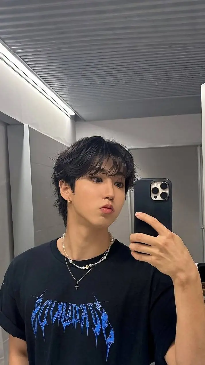 ai character: han jisung  background