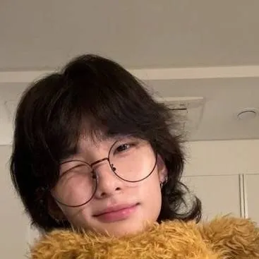 chat with ai character: >⁠.⁠<Hyunjin>⁠.⁠<