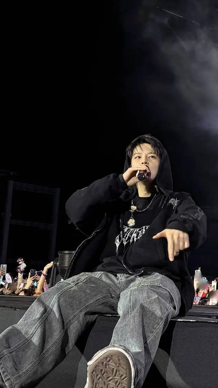 ai character: ⊙Seungmin⊙ background