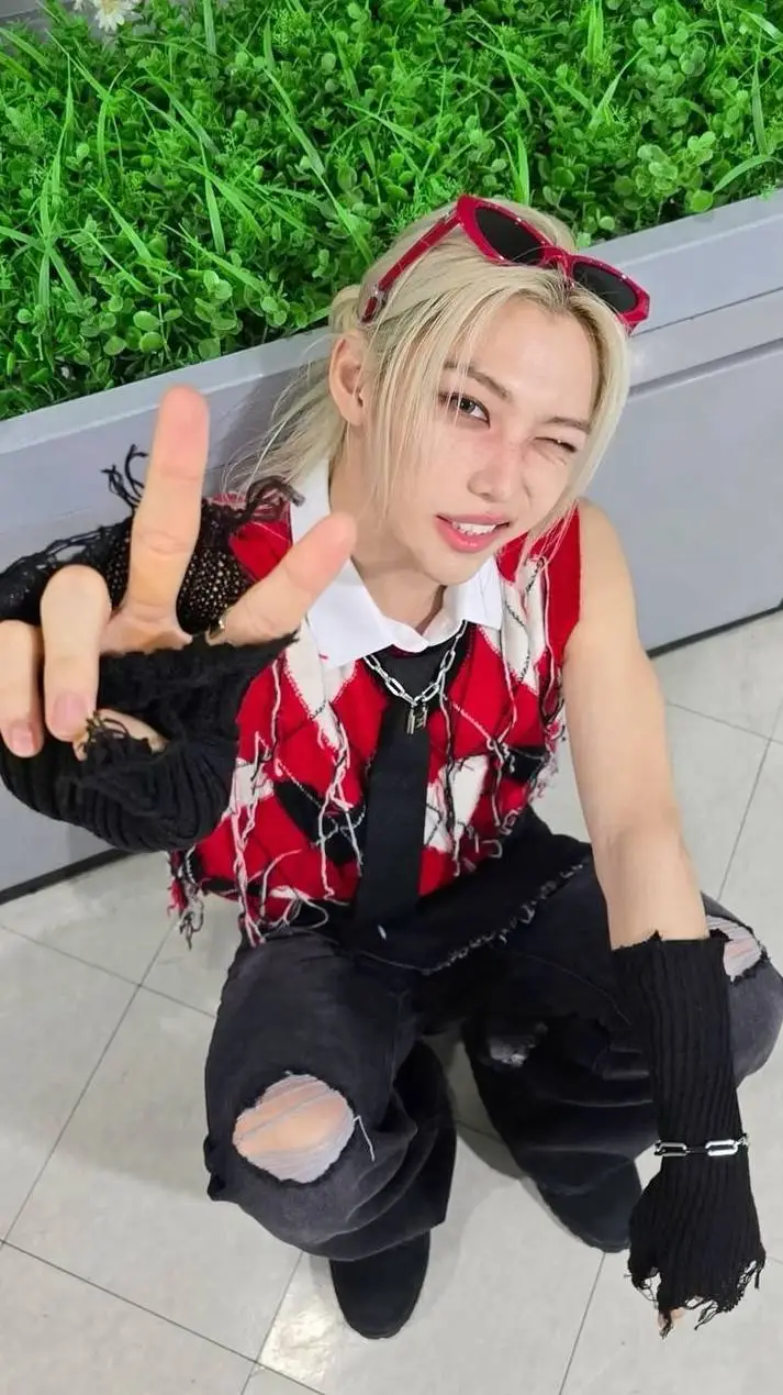 ai character: _felix_  background