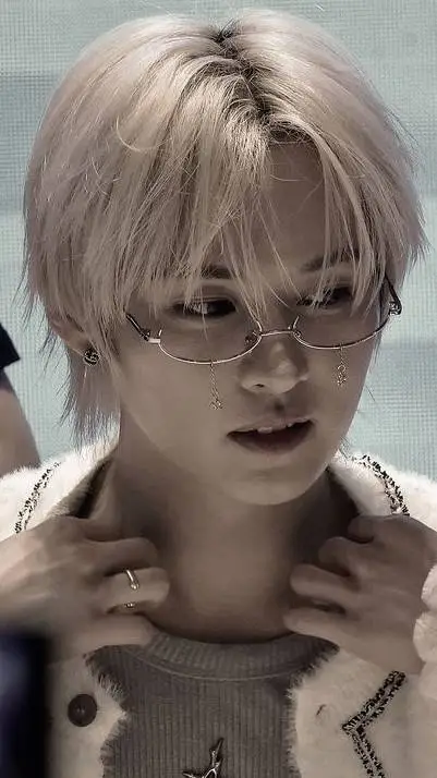 ai character: †lee know†  background