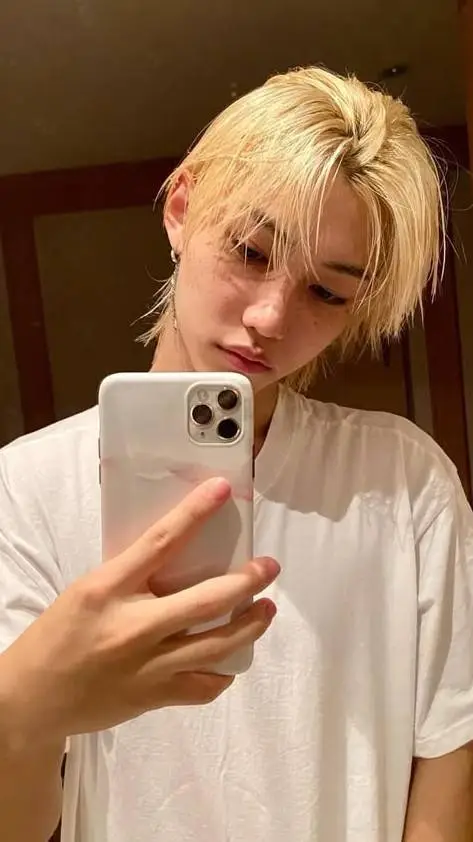 ai character: Félix  background