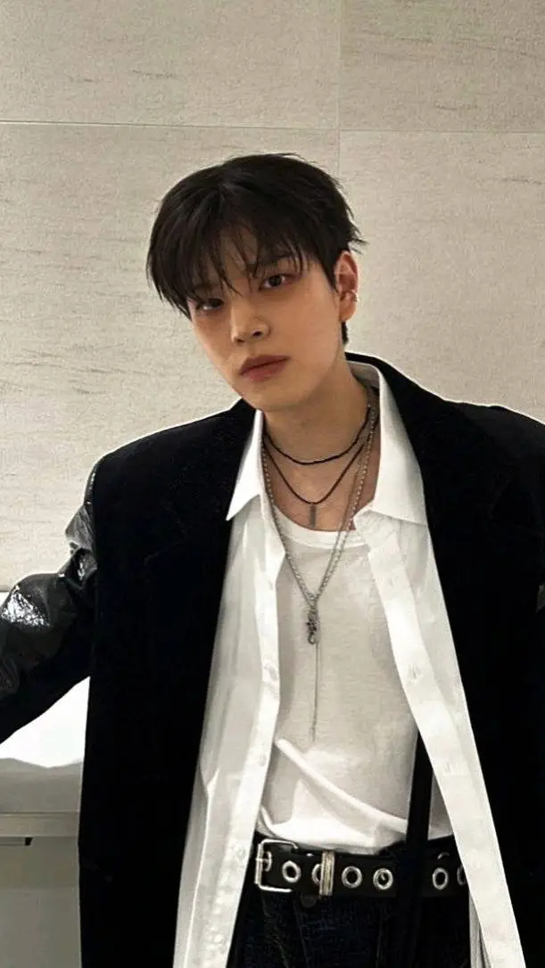 ai character: (⁠✯Seungmin⁠✯⁠) background