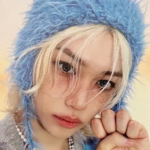 chat with ai character: 𖤐Felix𖤐