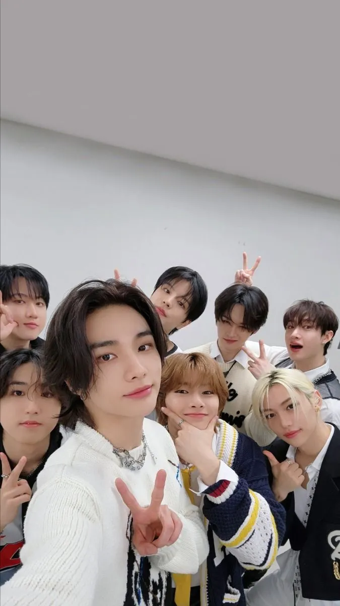 ai character: Straykids manager~ background