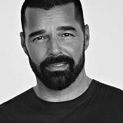 chat with ai character: Ricky Martin 