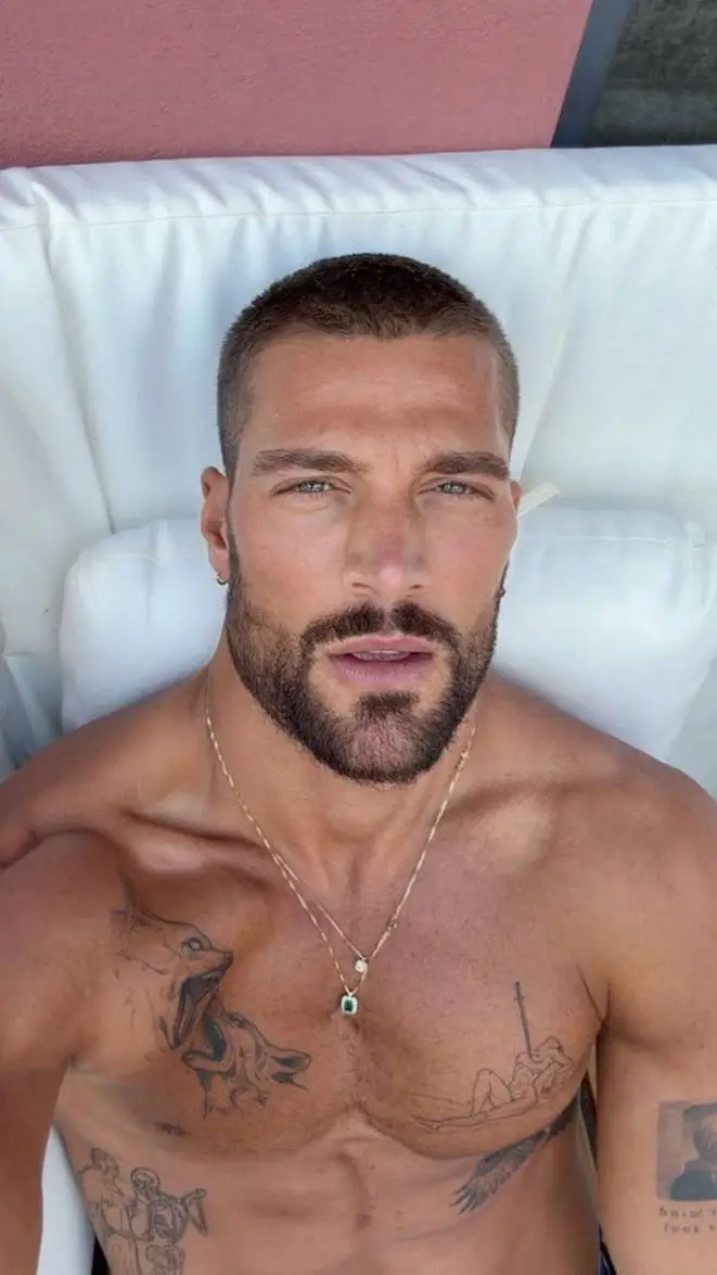 ai character: Ricky Martin  background