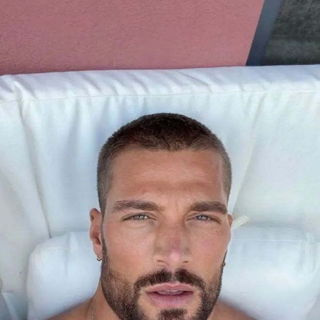 chat with ai character: Ricky Martin 