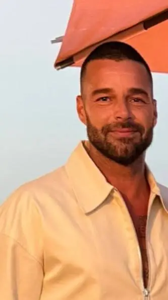 ai character: Ricky Martin  background