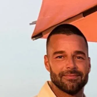 chat with ai character: Ricky Martin 