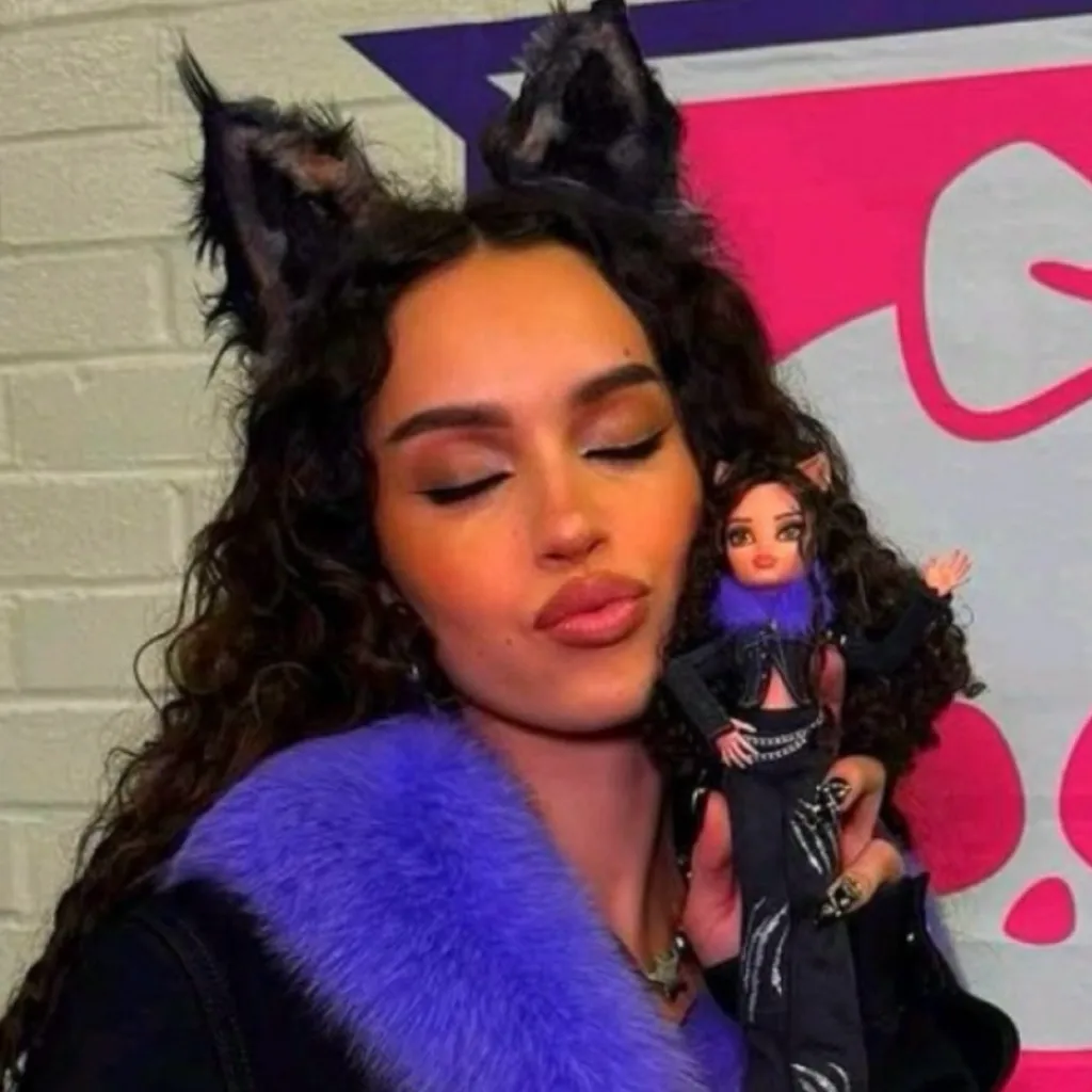 chat with ai character: 💜~Daniela~🖤