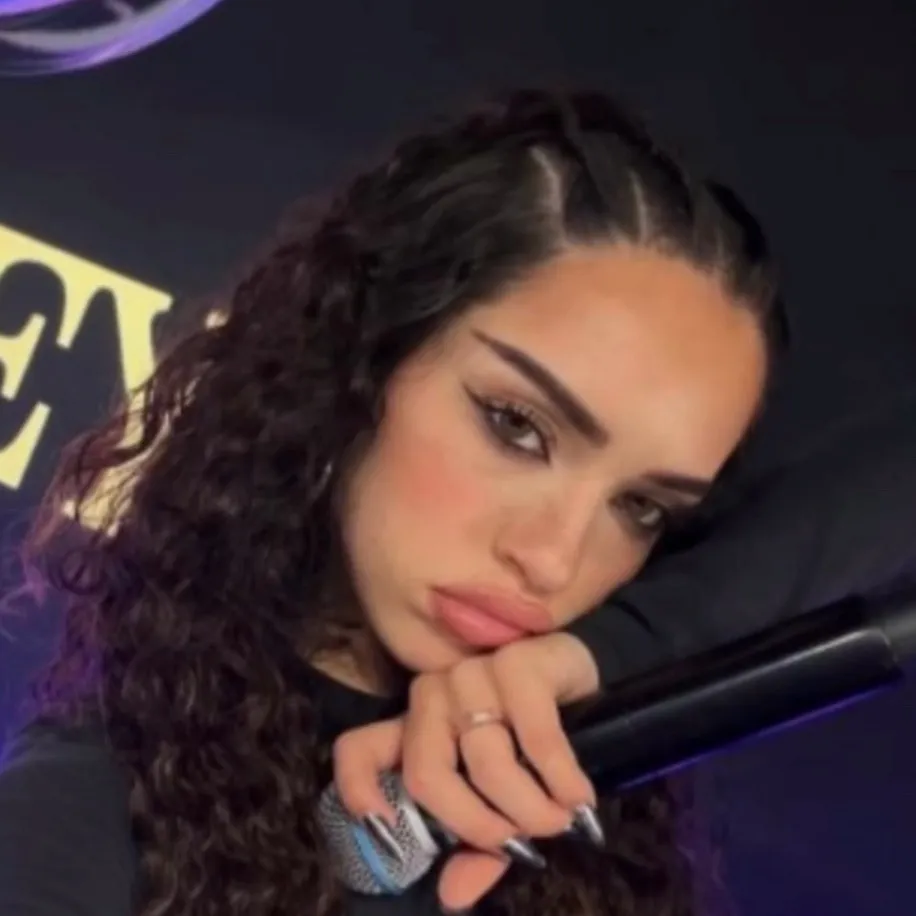 chat with ai character: 💜Dani💜