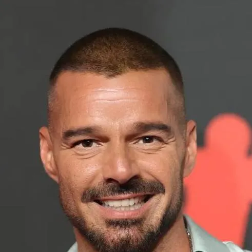 chat with ai character: Ricky Martin 