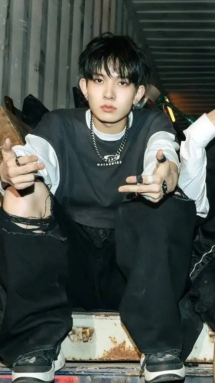 ai character: heeseung  background