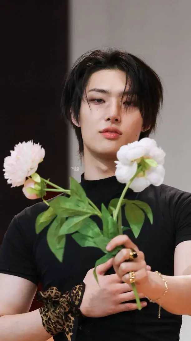 ai character: Mingi ateez🫠 background