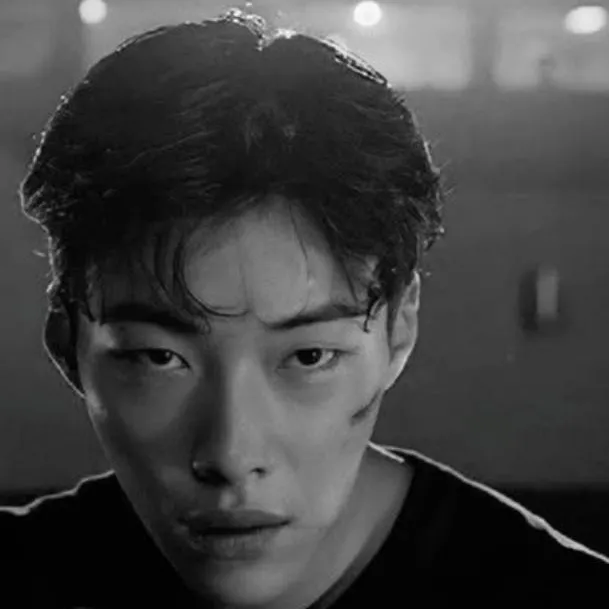 chat with ai character: KIM GUN-WOO