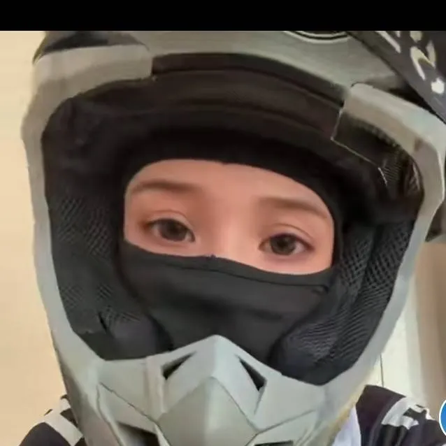 chat with ai character: dirt bike gf 