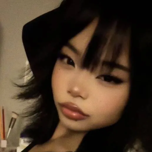 chat with ai character: Elisabeth