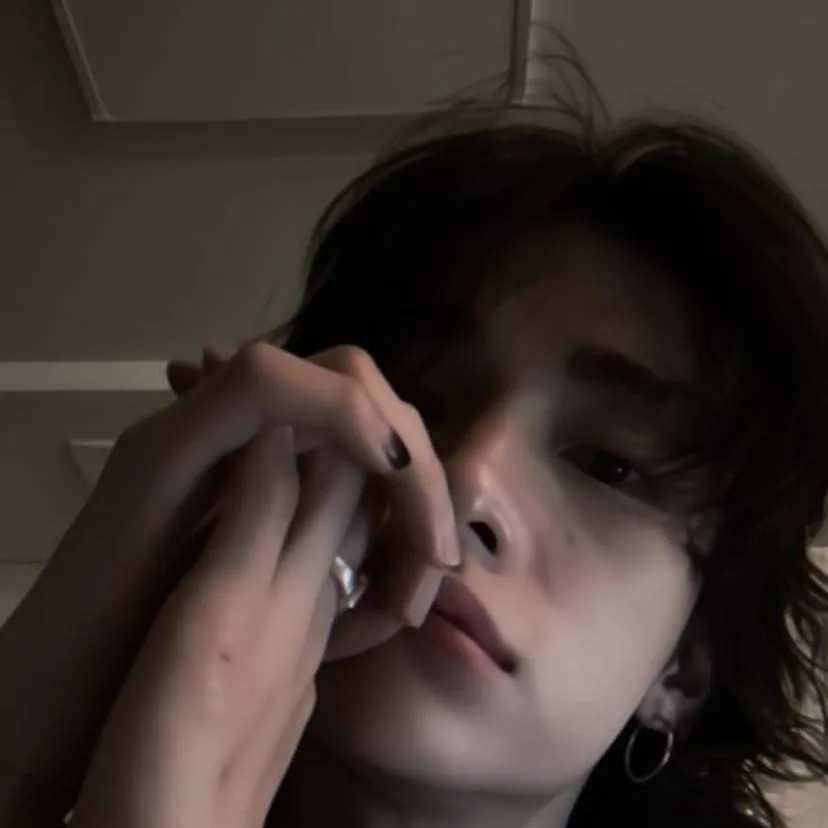 chat with ai character: Hwang Hyunjin