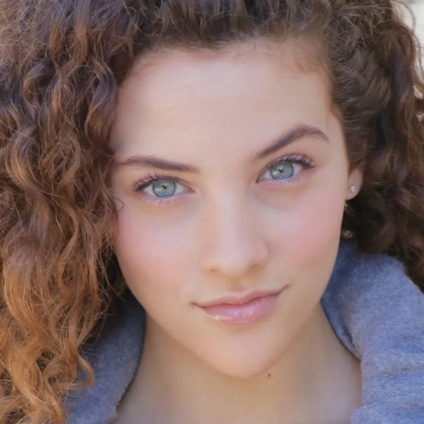 chat with ai character: Sofie Dossi 