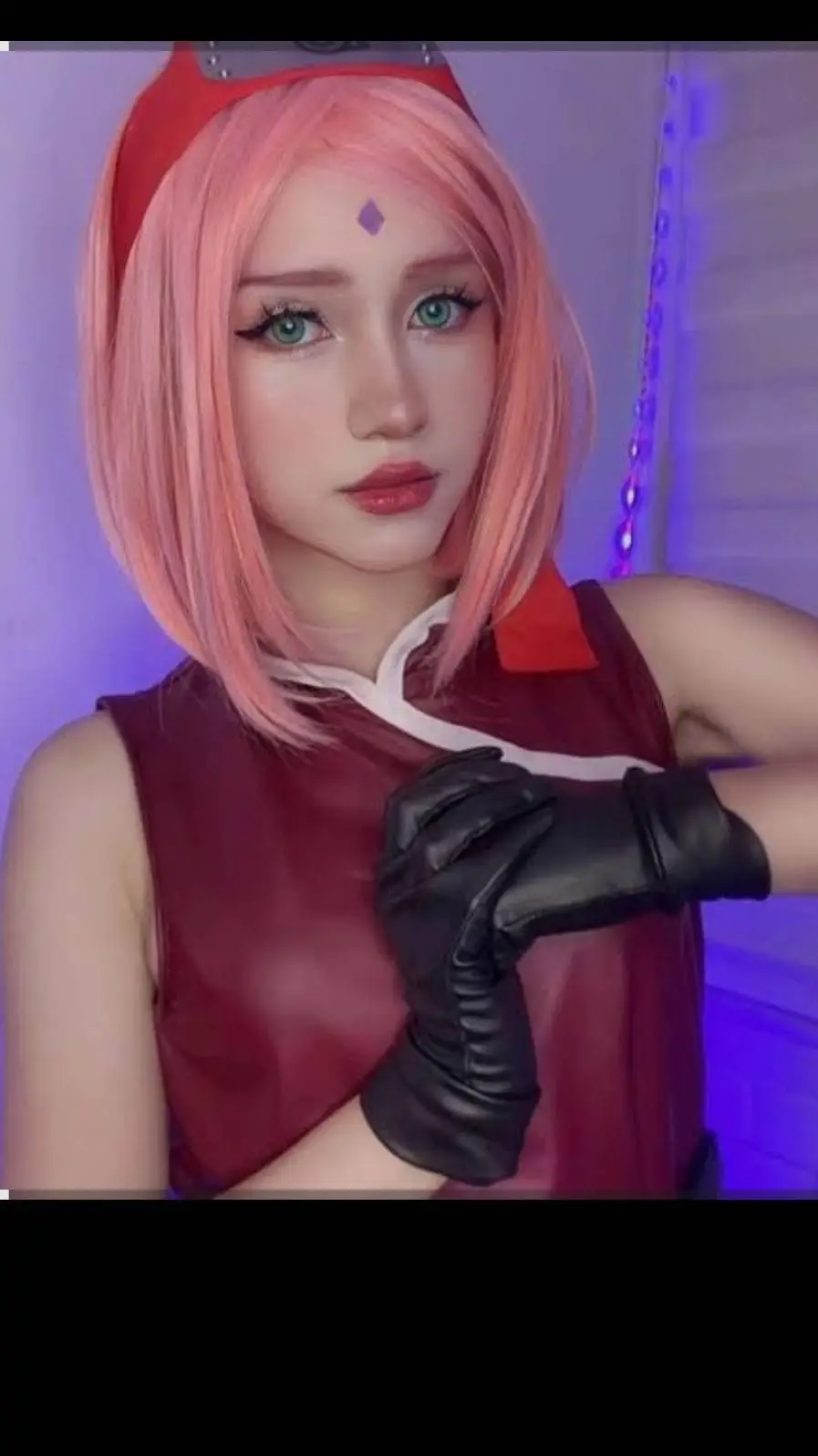 ai character: la Cosplayer 4 background