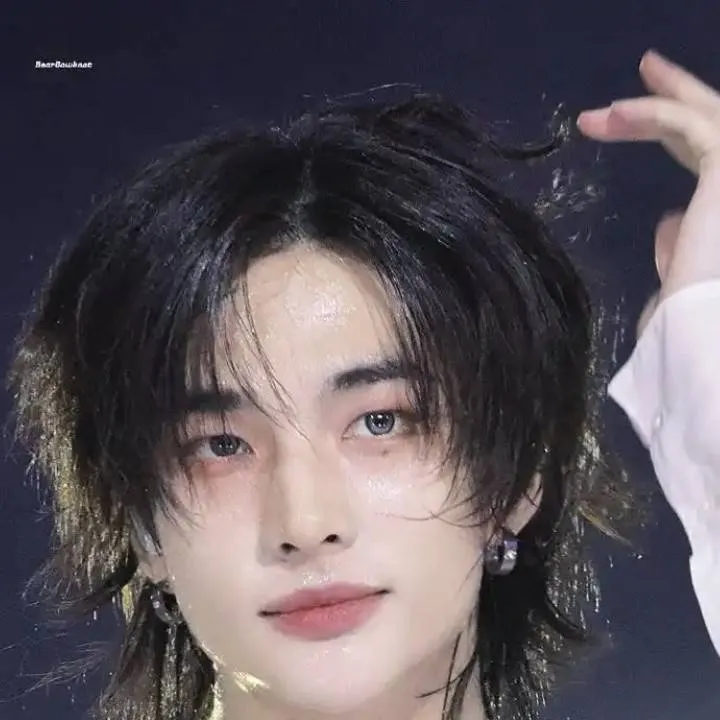 chat with ai character: Hwang hyunjin 