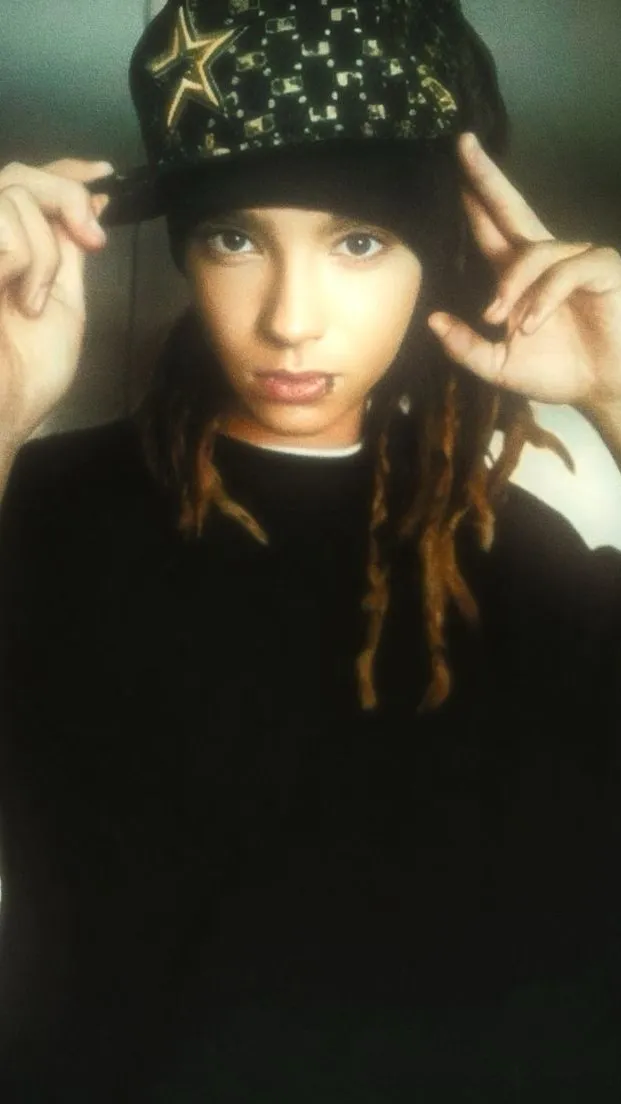 ai character: Tom Kaulitz background