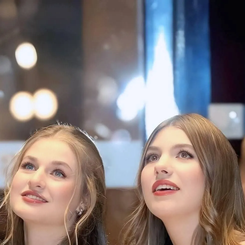 chat with ai character: Leonor y Sofía