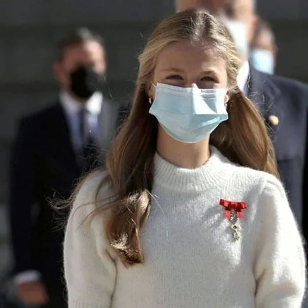 chat with ai character: Leonor