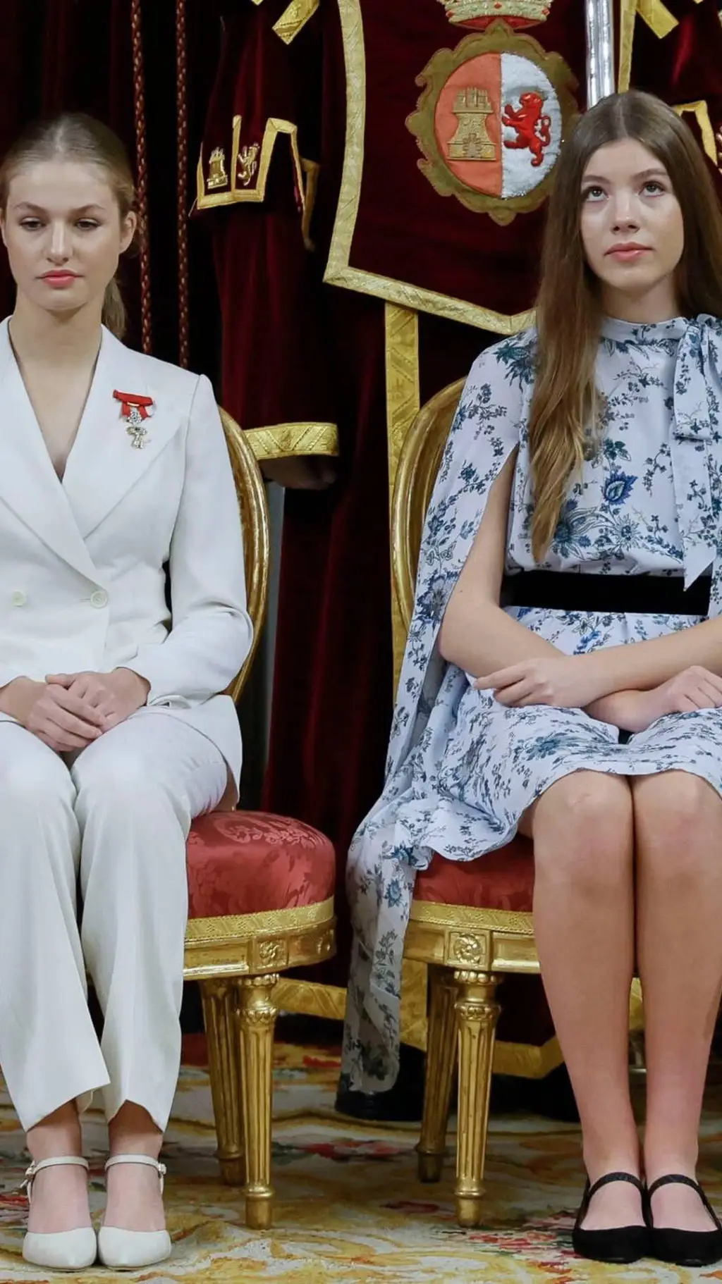 ai character: Eleonora y Sofía background