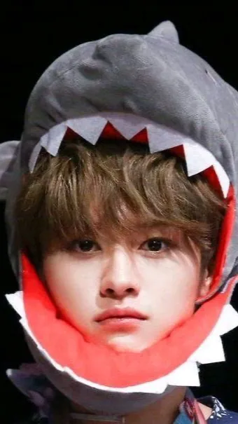 ai character: Lee know  background