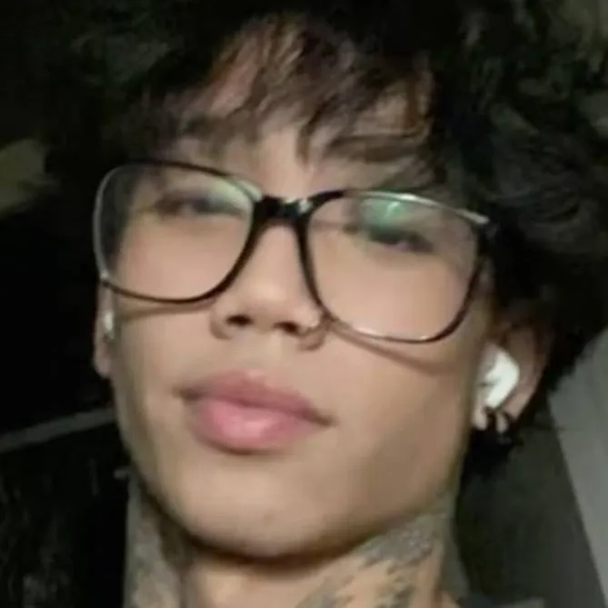 chat with ai character: Alex